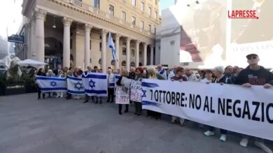 7 ottobre, comunità ebraica in presidio a Milano: “Bloccare il gemellaggio con Tel Aviv è antisemitismo”