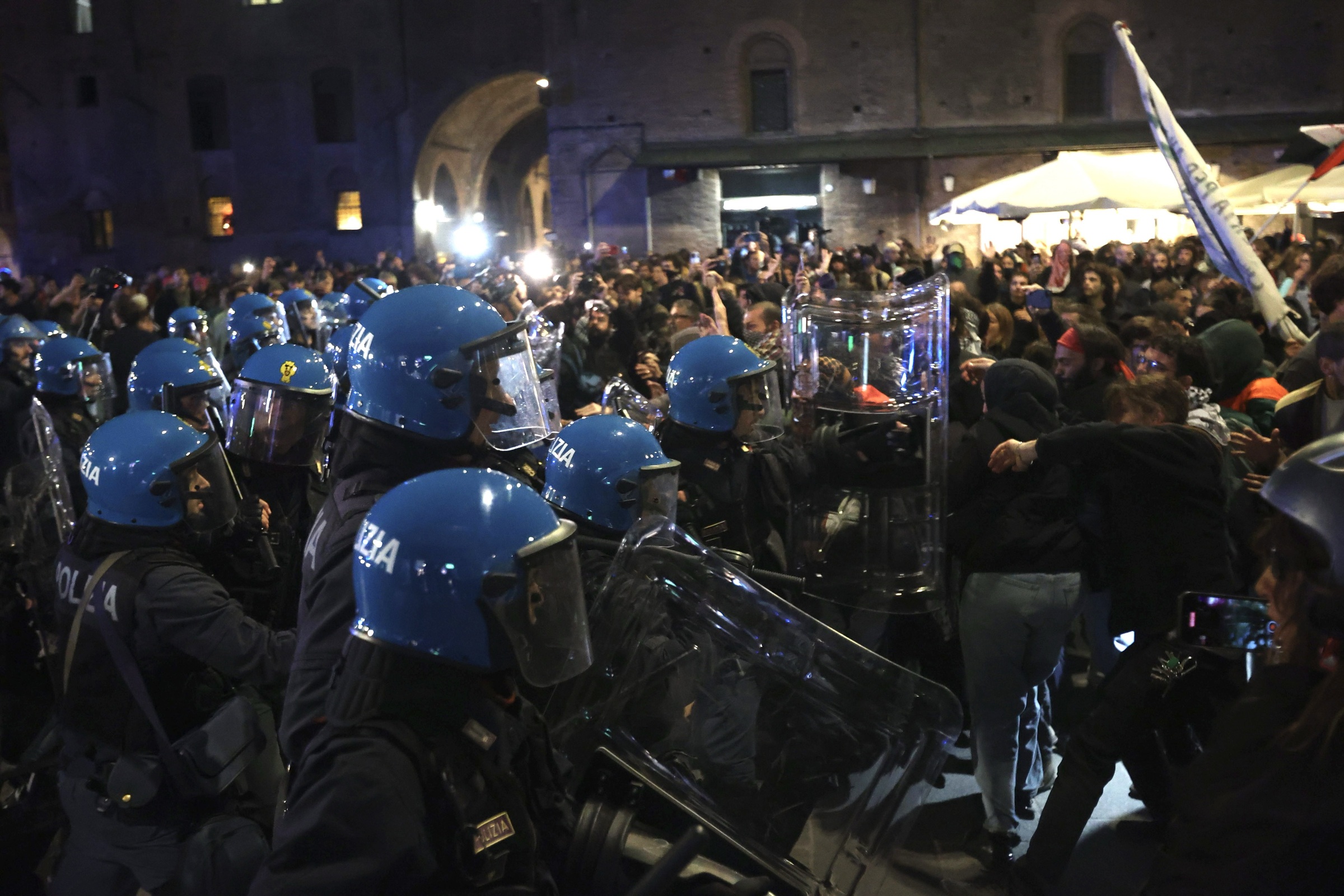 7 ottobre, scontri a Bologna al corteo non autorizzato: cariche della polizia e idranti sui manifestanti