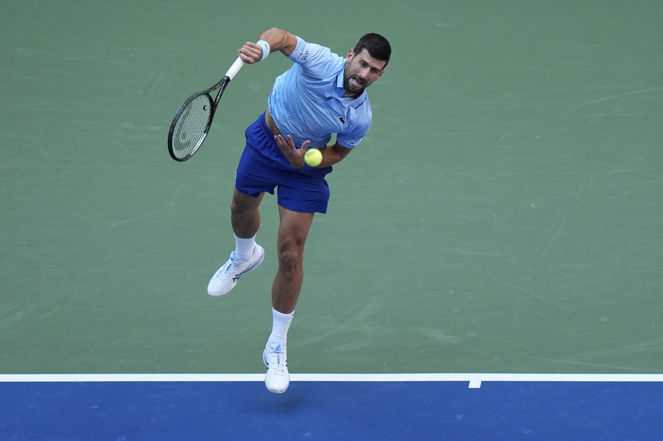 Atp Shanghai 2025, Djokovic batte Munar: altro malessere ma è ai quarti