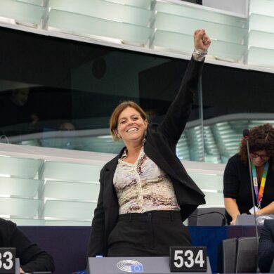 Ilaria Salis mantiene l’immunità: Parlamento Ue a favore con un voto di scarto