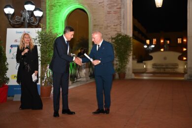 Solidarietà, a Poste Italiane il premio ‘Liberi di crescere’