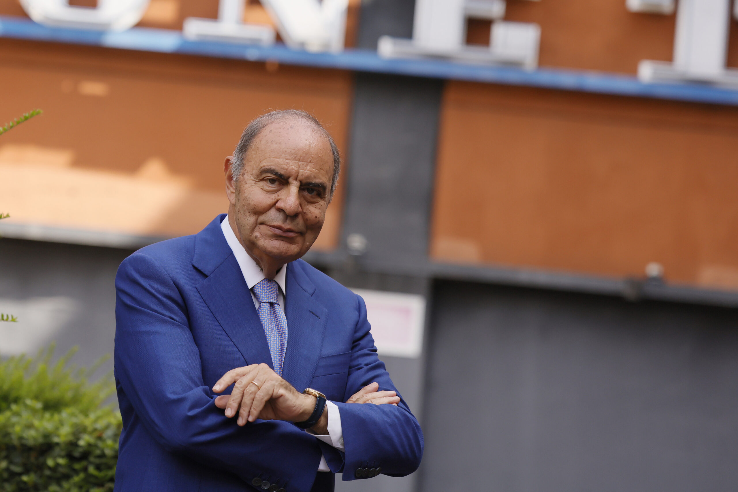 “Bruno Vespa infame”, la scritta in un ascensore Rai