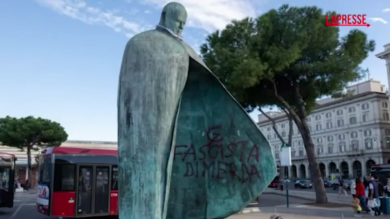 Roma, La Russa alla statua di Giovanni Paolo II: "Atto ignobile fuori da ogni sentimento'