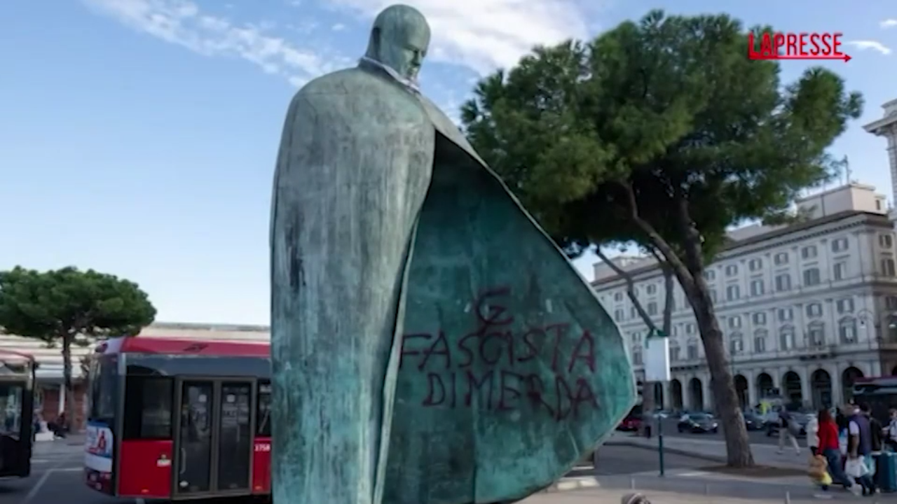 roma la russa alla statua di giovanni paolo ii atto ignobile fuori da ogni sentimento 