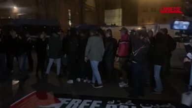 Bologna, manifestazione 7 ottobre: attivisti accerchiati e bloccati dalla polizia