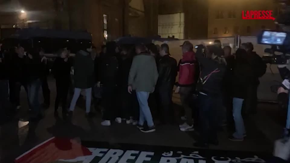 Bologna, manifestazione 7 ottobre: attivisti accerchiati e bloccati dalla polizia