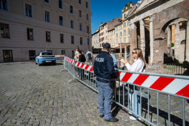 Rafforzata la sicurezza al Ghetto di Roma, per l’anniversario del 7 Ottobre, forze dell’ordine e transenne, chiuse anche ai pedoni tutte le strade intorno alla Sinagoga