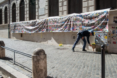 Fiori gialli per le vittime del 7 Ottobre - Rafforzata la sicurezza al Ghetto di Roma, per l’anniversario del 7 Ottobre