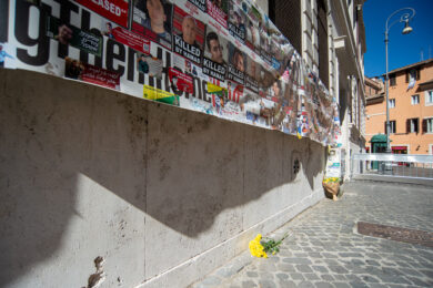 Fiori gialli per le vittime del 7 Ottobre a ghetto di Roma