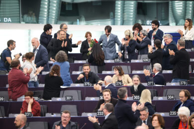 Ilaria Salis salvata per un voto, no alla revoca dell’immunità. Scontro sui ‘franchi tiratori’