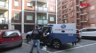 Sesto San Giovanni, si getta dal balcone prima dello sfratto: la scientifica sul posto