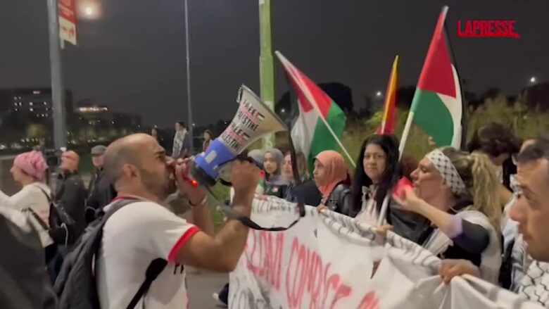 Gaza, ‘pagherà anche tua figlia’: al corteo pro Pal a Milano cartello shock contro Meloni