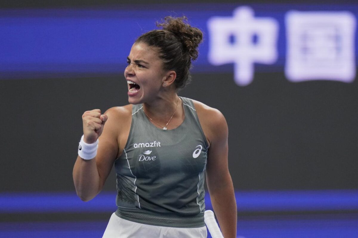 Jasmine Paolini in campo al torneo Wta di Pechino 2025 (foto Ap/Andy Wong)