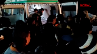 India, frana travolge autobus: le immagini dei soccorsi