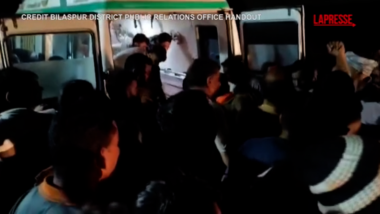 india frana travolge autobus le immagini dei soccorsi