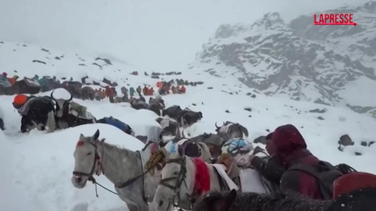 everest in 900 bloccati nella tempesta le immagini del salvataggio