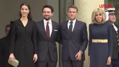 Francia, Macron e la moglie ricevono all'Eliseo il principe Hussein di Giordania