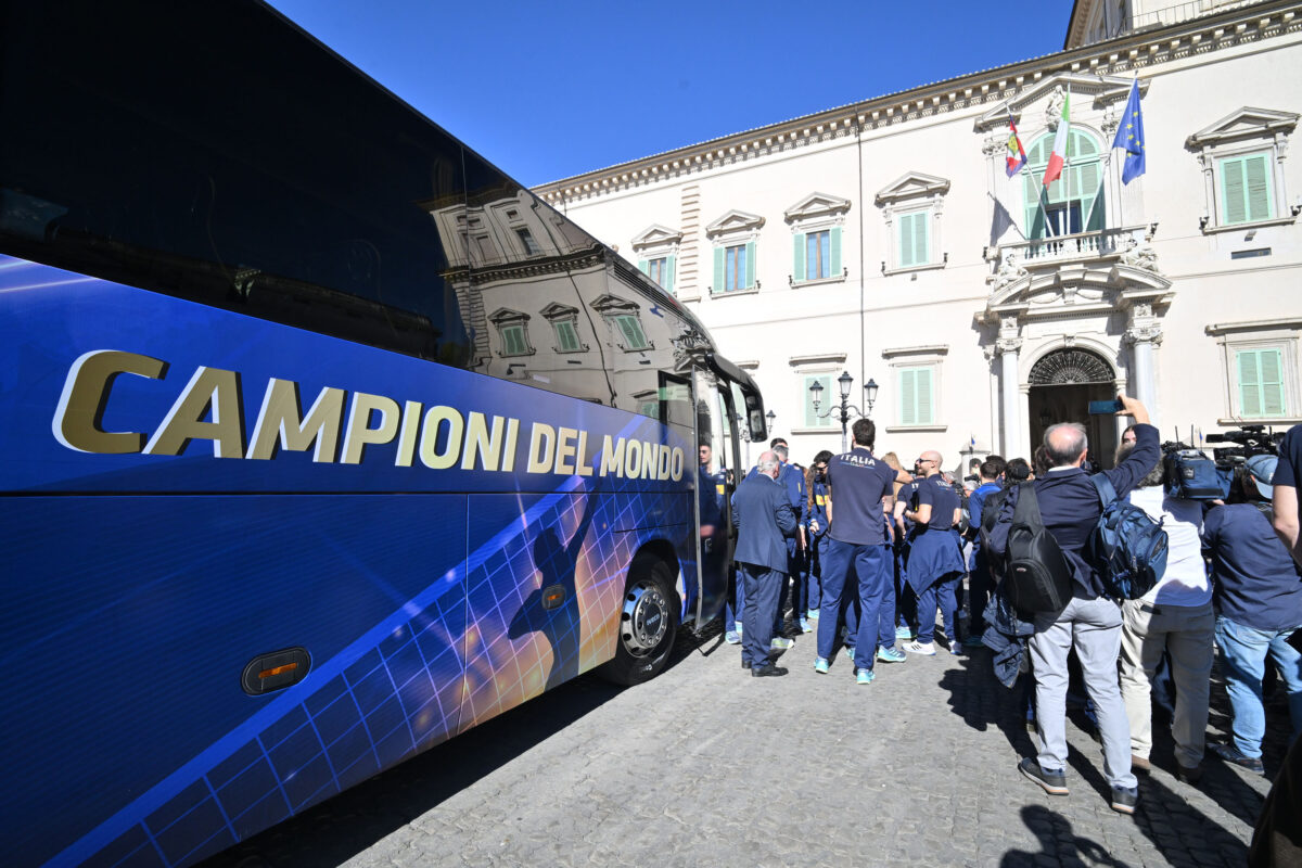 Pallavolo, le nazionali al Quirinale. Mattarella cita Velasco