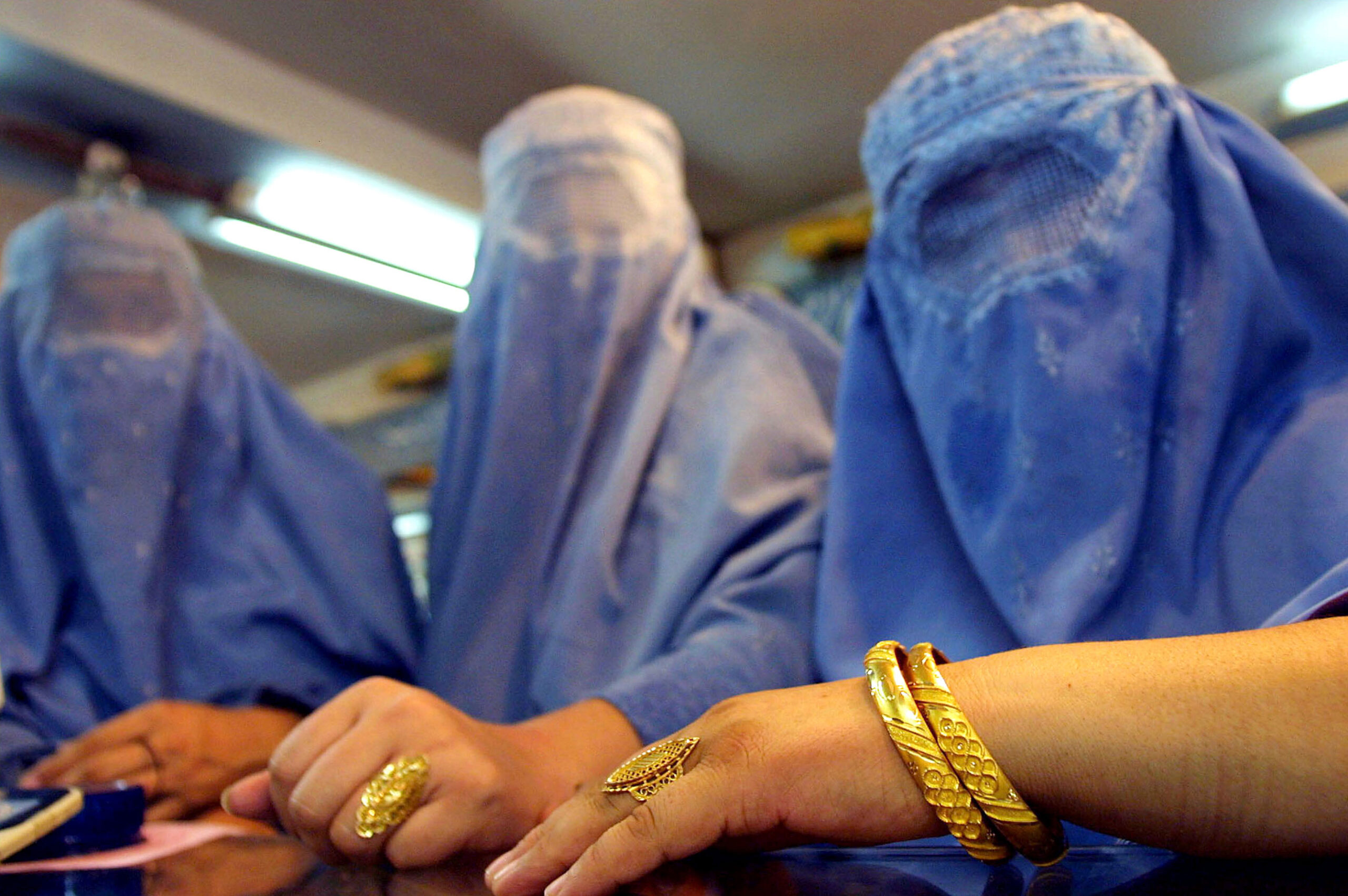 Velo integrale, stop nei luoghi pubblici: la proposta di legge di FdI