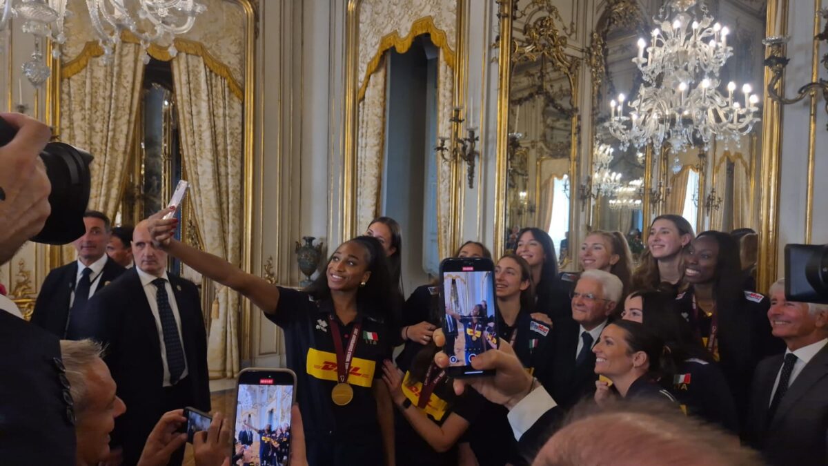 Pallavolo, le nazionali al Quirinale. Mattarella cita Velasco