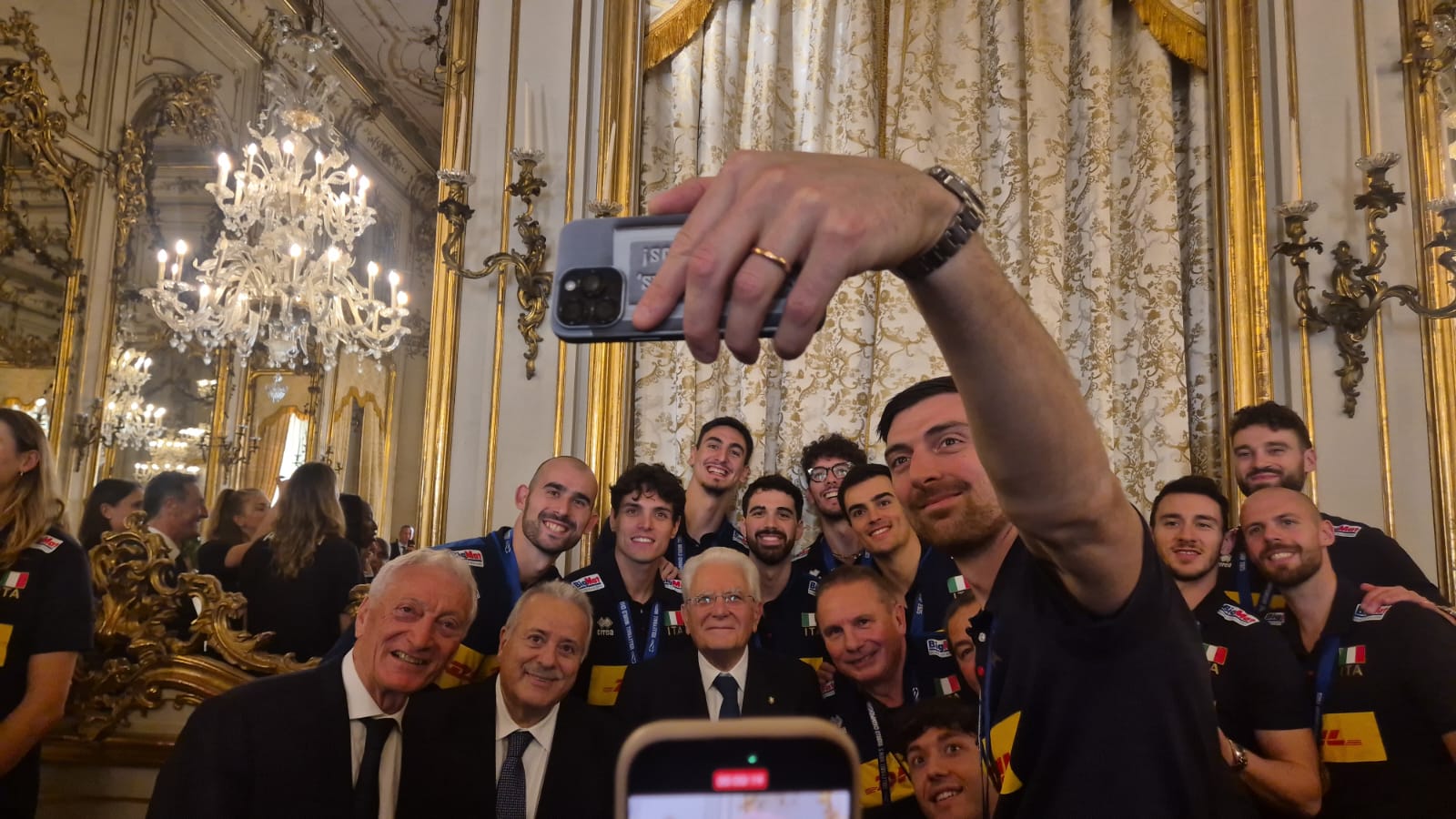 Pallavolo, le nazionali al Quirinale. Mattarella cita Velasco