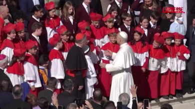 Papa Leone XIV saluta i “piccoli cardinali” di Chicago: le immagini
