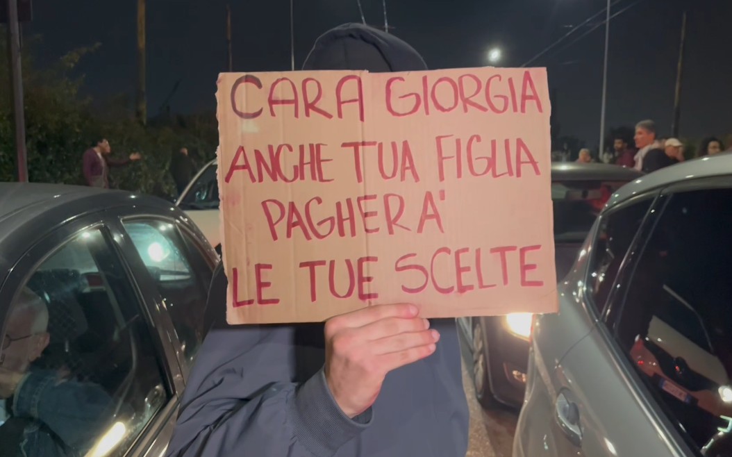 Gaza, corteo Pro Pal a Milano: Meloni raffigurata come gerarca fascista