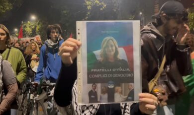 Gaza, corteo Pro Pal a Milano: Meloni raffigurata come gerarca fascista