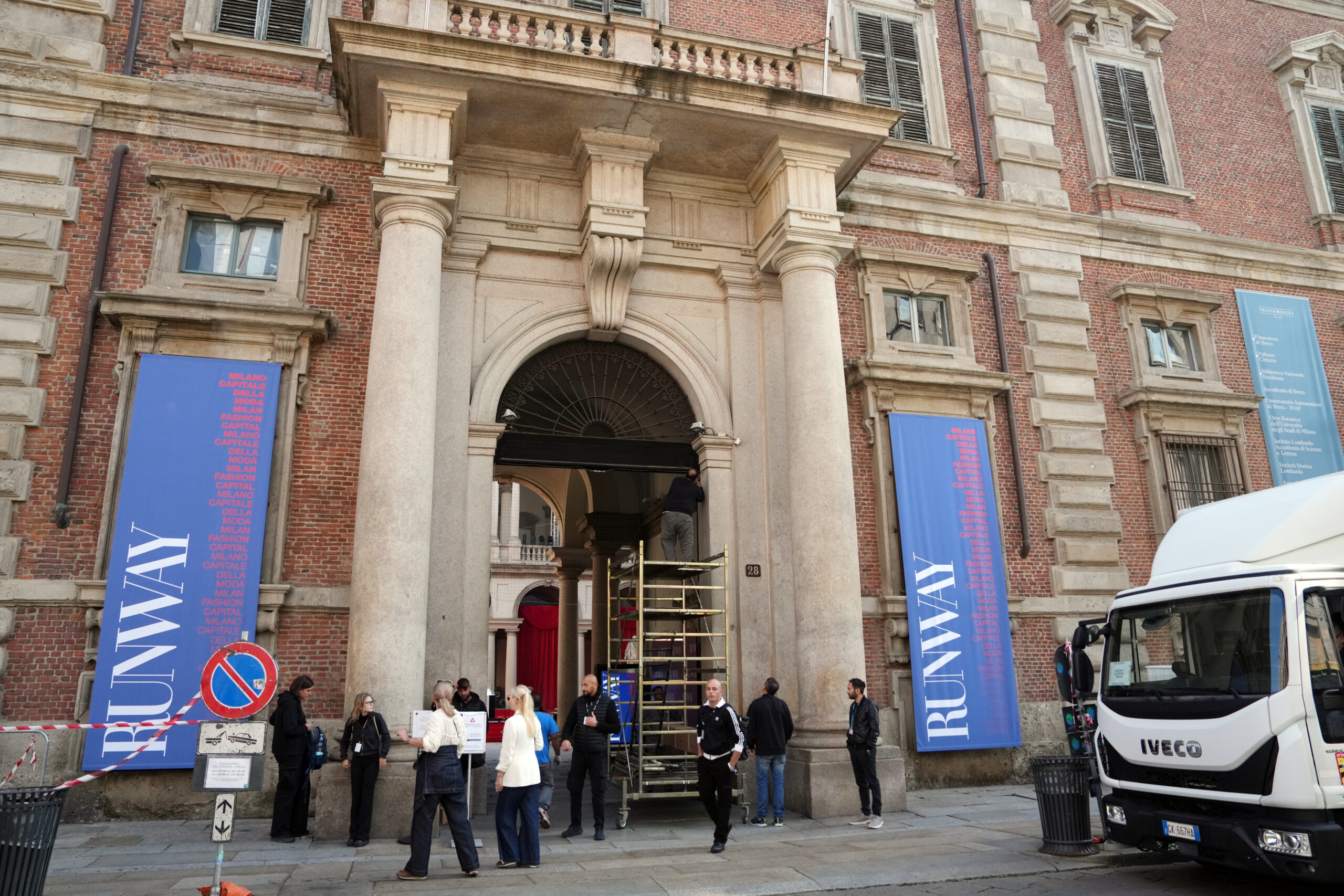 Il Diavolo Veste Prada 2, le riprese a Milano: il set alla Pinacoteca di Brera – Foto