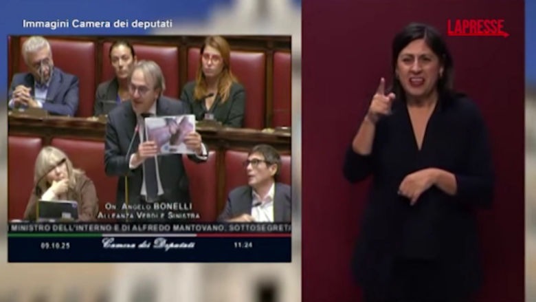 Caso Almasri, Bonelli mostra alla Camera le foto delle persone torturate nelle carceri libiche