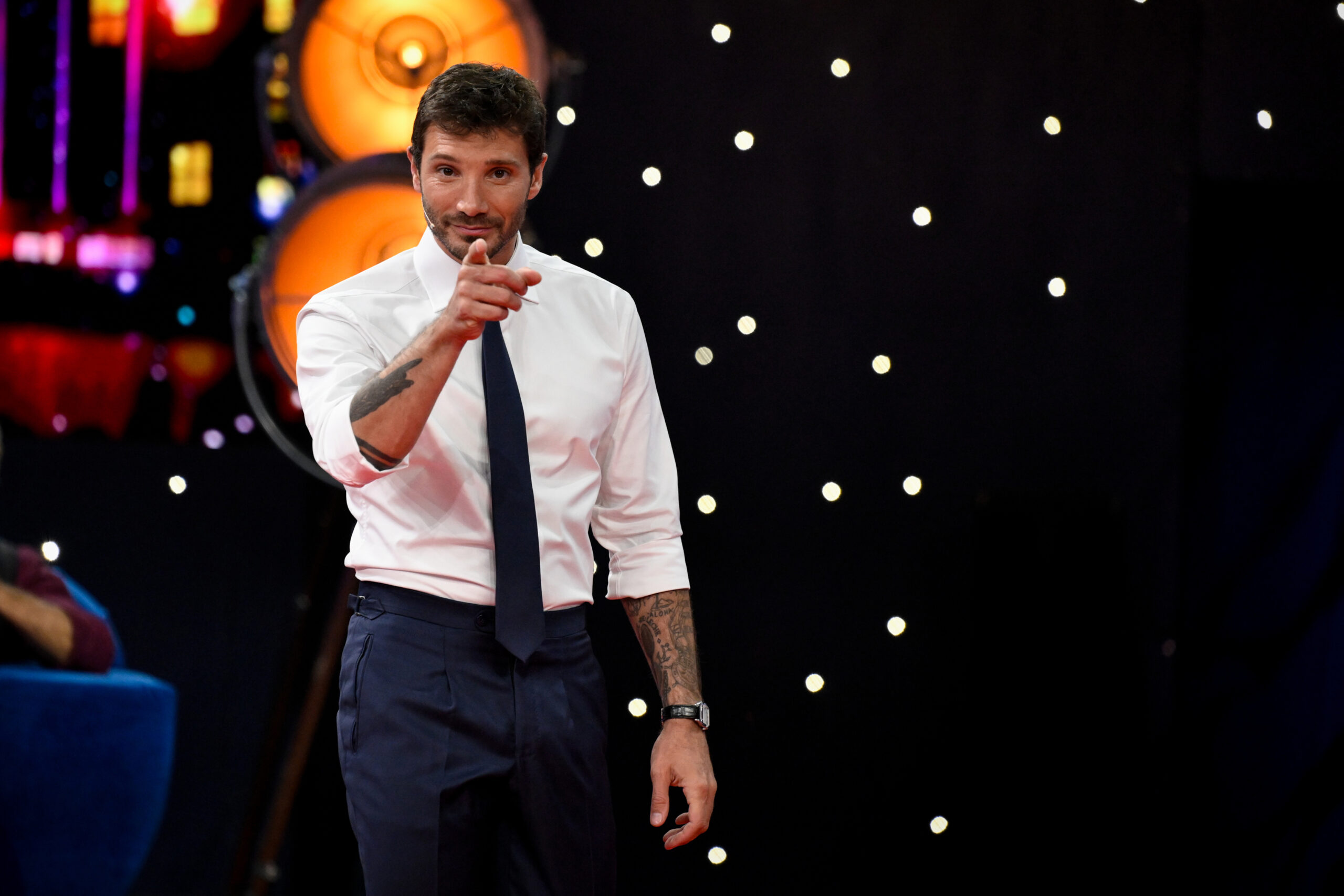 Stefano De Martino batte Gerry Scotti: Affari Tuoi meglio della Ruota