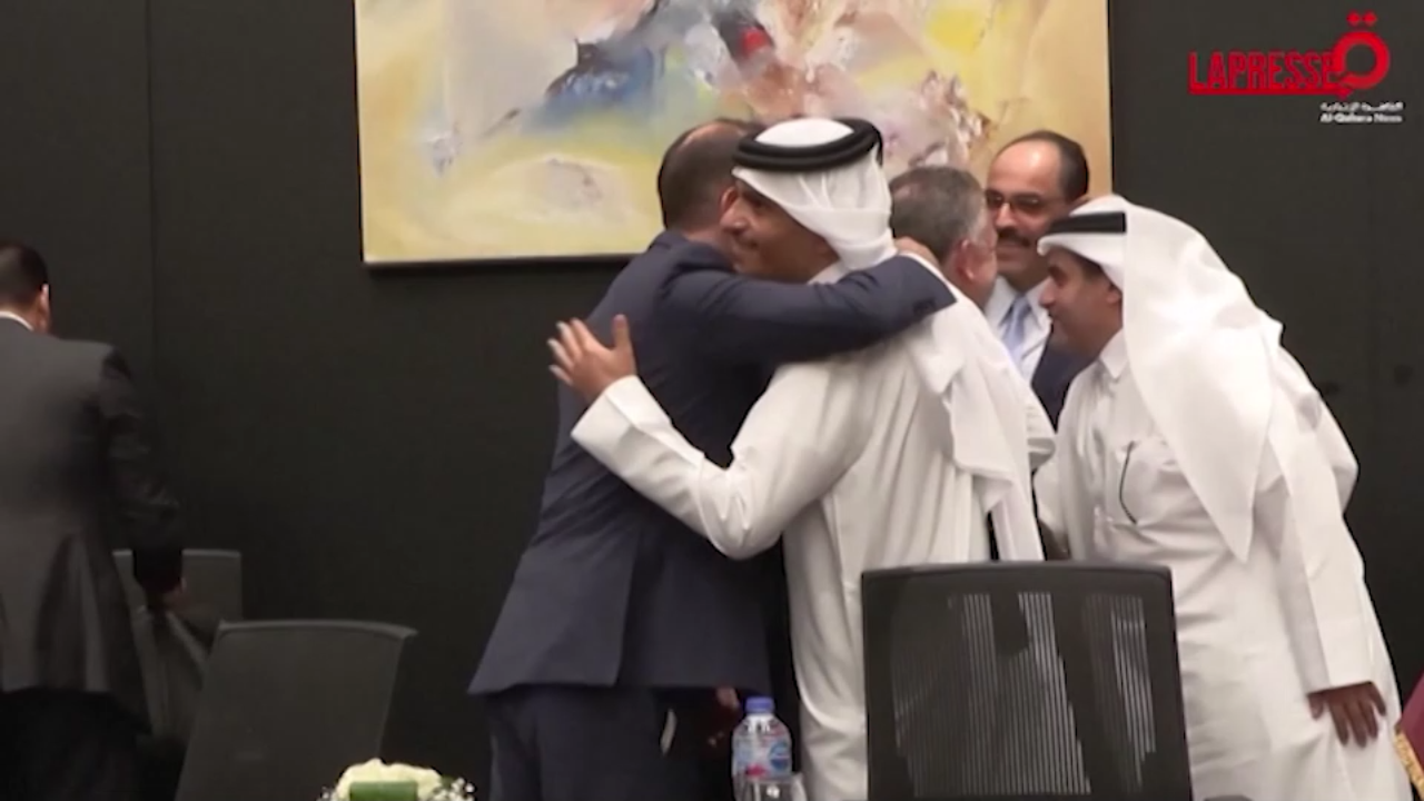 accordo hamas israele saluti e abbracci tra le delegazioni a sharm el sheikh