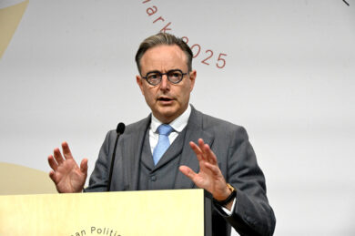 Belgio, media: “Sventato attacco con drone a premier De Wever”. Tre arresti