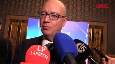 Valditara: “I social scatenano aggressività, favorire divieto cellulare a chi ha meno di 15 anni”