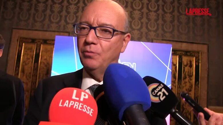 Valditara: “I social scatenano aggressività, favorire divieto cellulare a chi ha meno di 15 anni”