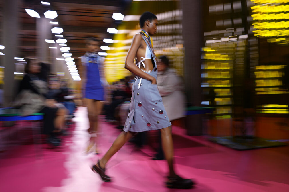 Miu Miu, il grembiule da lavoro diventa un capo di moda ma è espressione d’impegno Miu Miu, il grembiule da lavoro diventa un capo di moda ma è espressione d’impegno