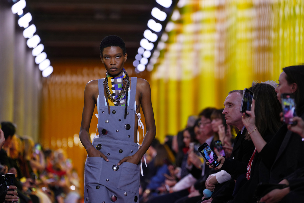 Miu Miu, il grembiule da lavoro diventa un capo di moda ma è espressione d’impegno