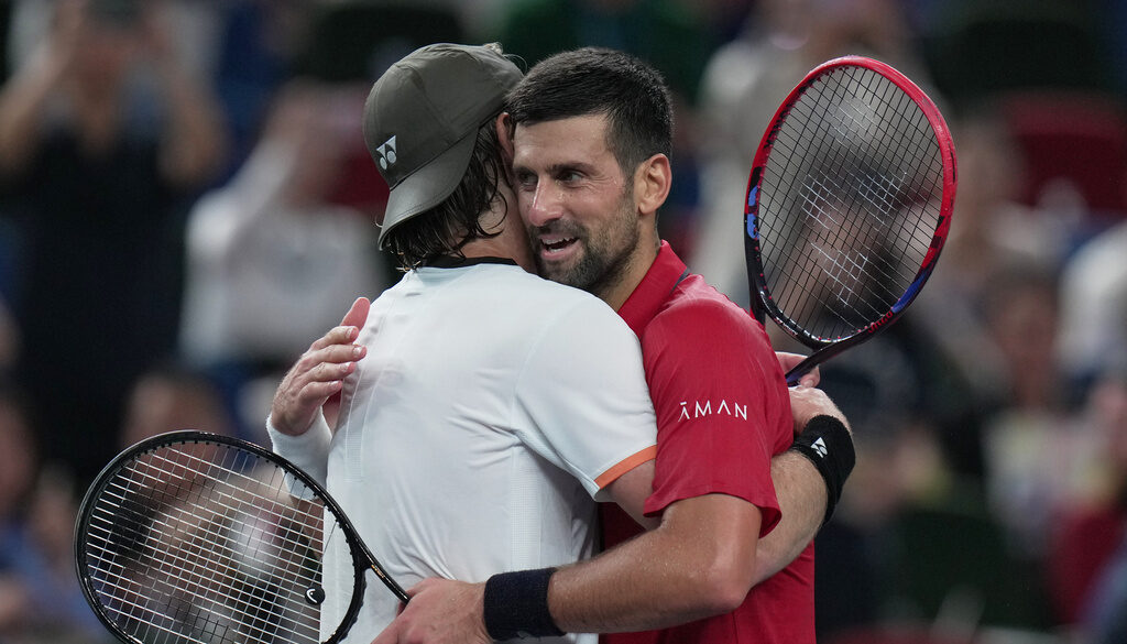 Atp Shanghai 2025, eterno Djokovic: batte Bergs e vola in semifinale Atp Shanghai 2025, eterno Djokovic: batte Bergs e vola in semifinale