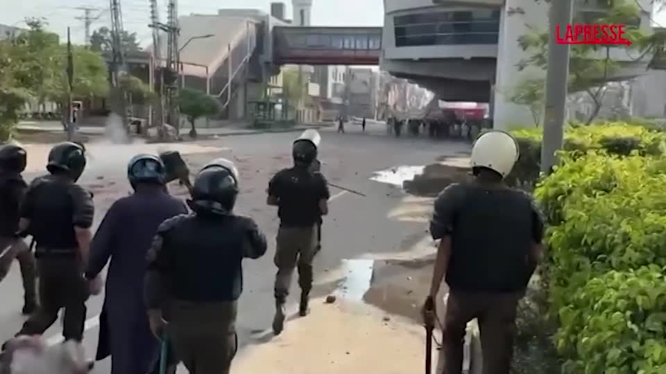 Pakistan, polizia blocca manifestanti pro Pal: violenti scontri a Lahore Pakistan, polizia blocca manifestanti pro Pal: violenti scontri a Lahore