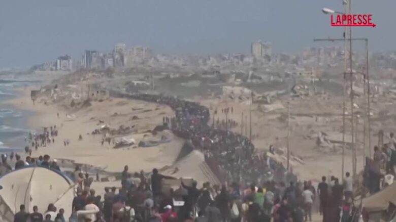Gaza, i civili palestinesi tornano verso nord dopo il cessate il fuoco