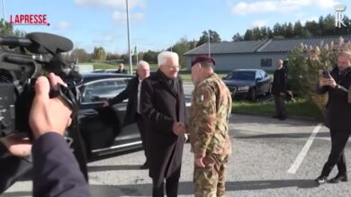 Nato, Mattarella incontra i militari italiani nella base di Amari: "Grato per il vostro lavoro"