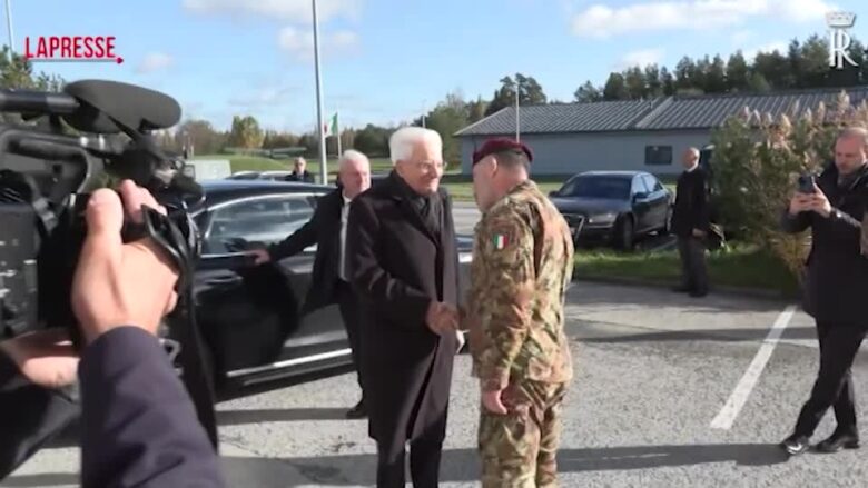 Nato, Mattarella incontra i militari italiani nella base di Amari: "Grato per il vostro lavoro"
