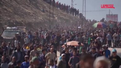 Gaza, la marcia di decine di migliaia di palestinesi per tornare a ciò che rimane delle loro case