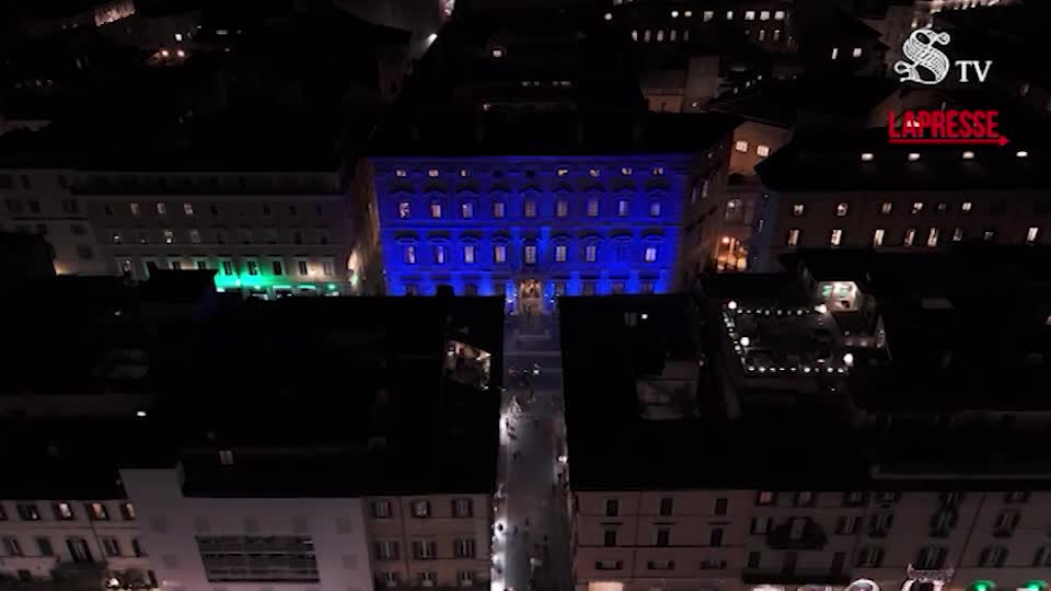 senato la facciata di palazzo madama illuminata di blu