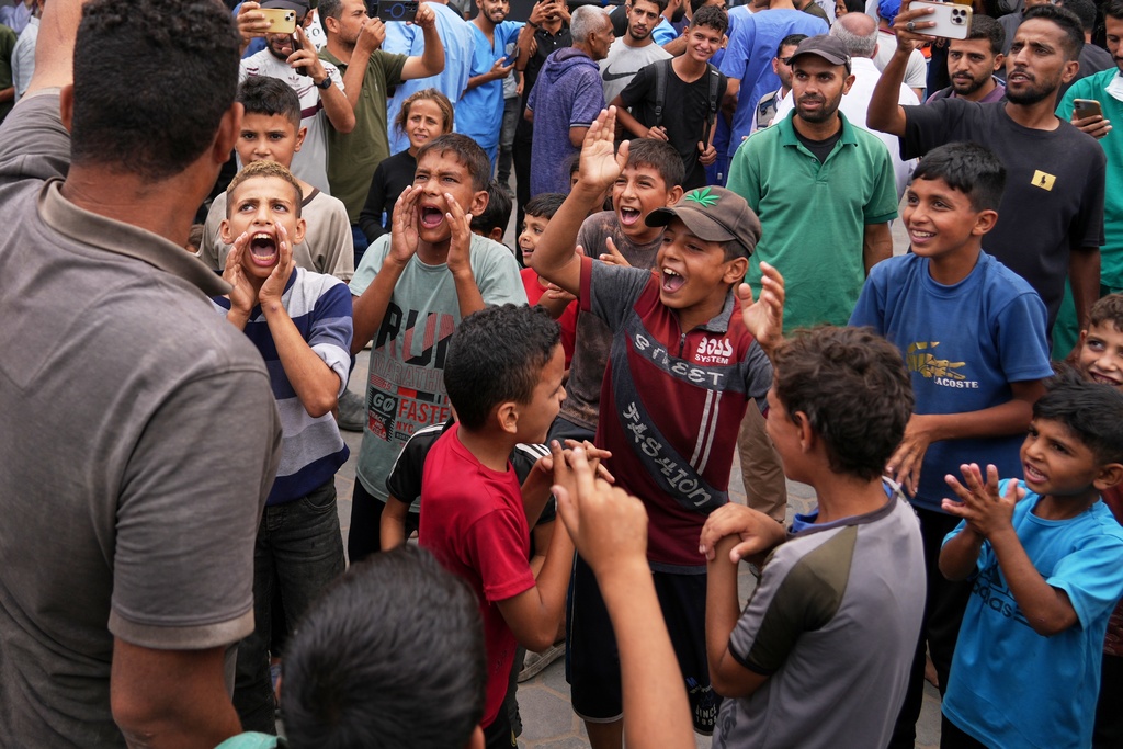 Galleria foto 'Gaza, il popolo palestinese festeggia l’accordo di pace tra Israele e Hamas – FOTO' - foto 2