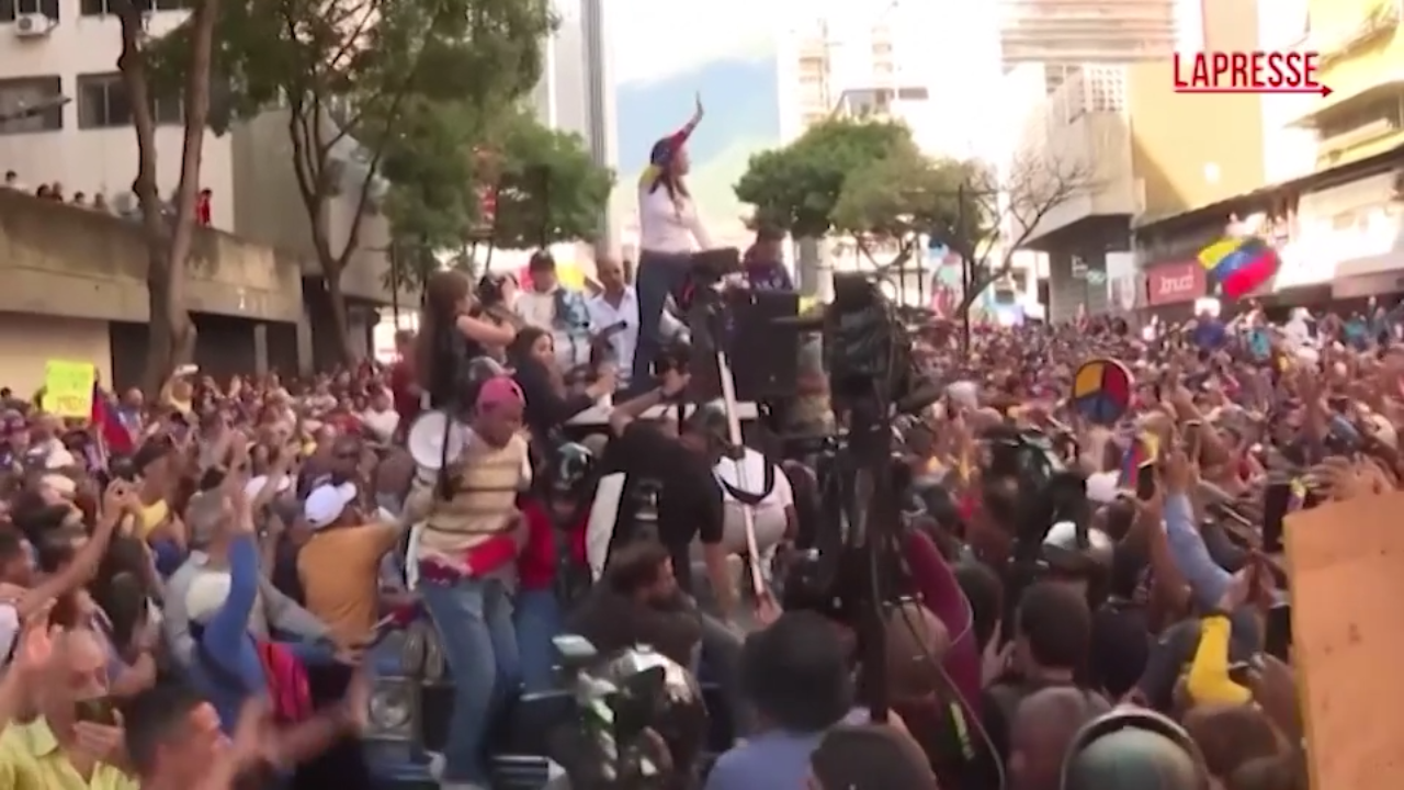 Premio Nobel per la pace, quando Machado è apparsa tra i manifestanti prima di essere arrestata Premio Nobel per la pace, quando Machado è apparsa tra i manifestanti prima di essere arrestata