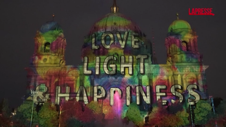 Il Festival delle Luci di Berlino incanta migliaia di persone: le spettacolari immagini