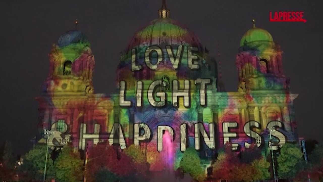 il festival delle luci di berlino incanta migliaia di persone le spettacolari immagini