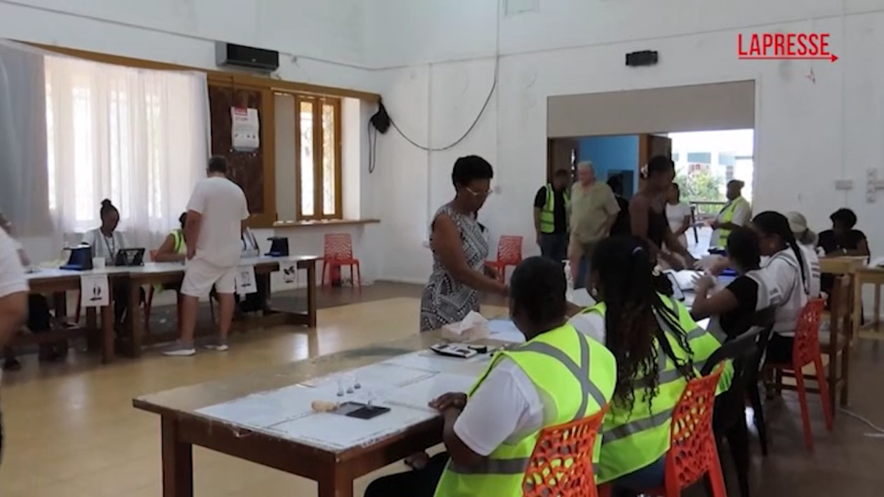 Seychelles, il paese al ballottaggio per eleggere il presidente: le immagini dai seggi