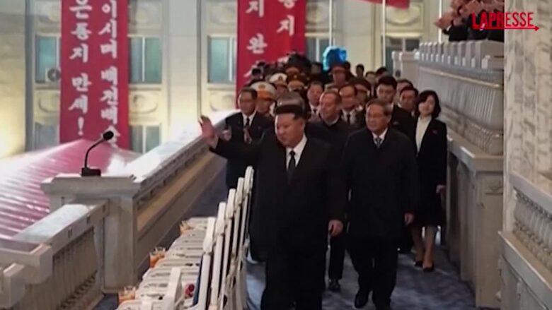 Nord Corea, Kim Jong Un alla parata militare svela un nuovo missile a lungo raggio